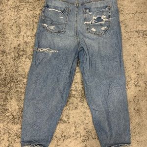 American Eagle 6 Short Ripped Relaxed Mom Jeans